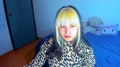 Snapshot of azu_moure chatting on February 7, 7:40 am Azu Moure online show from February 7, 7:40 am