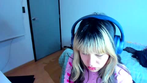 Snapshot of azu_moure chatting on December 27, 5:42 am Azu Moure online show from December 27, 5:42 am