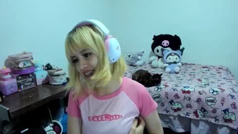 Snapshot of azu_moure chatting on September 18, 6:34 am Azu Moure online show from September 18, 6:34 am