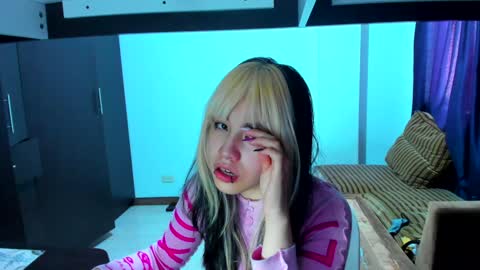Snapshot of azu_moure chatting on February 2, 2:24 pm Azu Moure online show from February 2, 2:24 pm