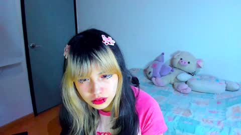 Snapshot of azu_moure chatting on January 18, 2:25 am Azu Moure online show from January 18, 2:25 am