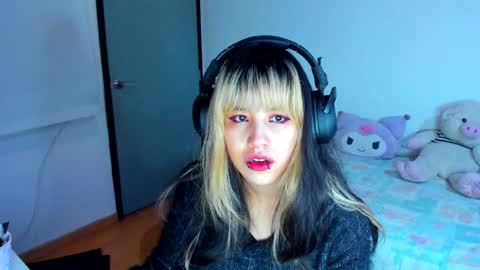 Snapshot of azu_moure chatting on January 13, 5:44 am Azu Moure online show from January 13, 5:44 am