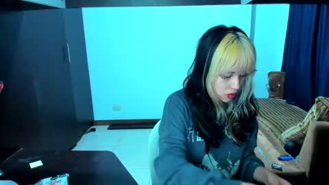 Snapshot of azu_moure chatting on February 17, 7:14 am Azu Moure online show from February 17, 7:14 am