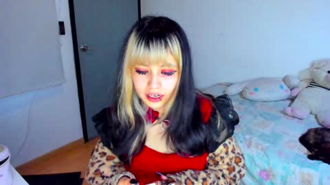 Snapshot of azu_moure chatting on December 29, 9:52 pm Azu Moure online show from December 29, 9:52 pm