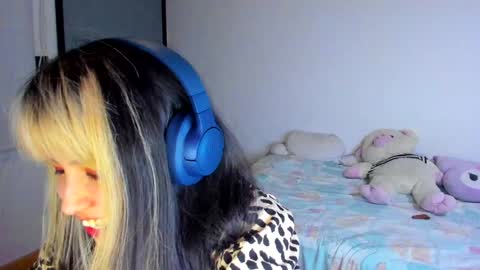 Snapshot of azu_moure chatting on December 10, 4:34 am Azu Moure online show from December 10, 4:34 am