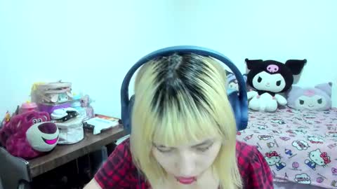 Snapshot of azu_moure chatting on September 12, 6:25 am Azu Moure online show from September 12, 6:25 am