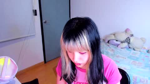 Snapshot of azu_moure chatting on December 17, 3:50 am Azu Moure online show from December 17, 3:50 am