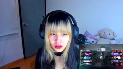 Snapshot of azu_moure chatting on January 20, 8:30 am Azu Moure online show from January 20, 8:30 am