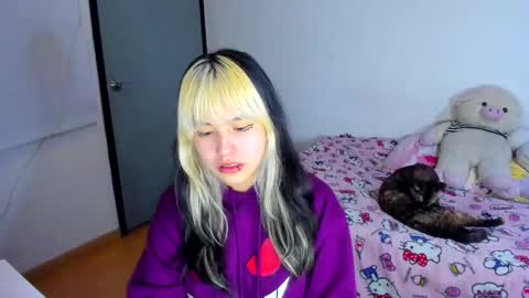 Snapshot of azu_moure chatting on March 9, 8:07 am Azu Moure online show from March 9, 8:07 am