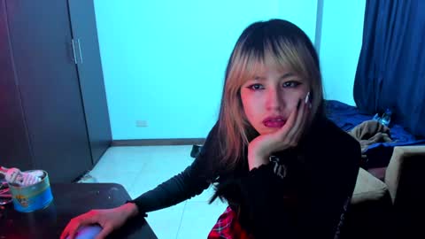Snapshot of azu_moure chatting on January 6, 1:31 am Azu Moure online show from January 6, 1:31 am