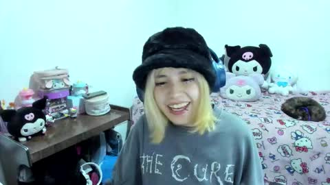 Snapshot of azu_moure chatting on September 15, 7:05 am Azu Moure online show from September 15, 7:05 am