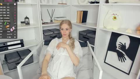 Snapshot of baby_is_ready chatting on February 19, 6:11 am Emily online show from February 19, 6:11 am