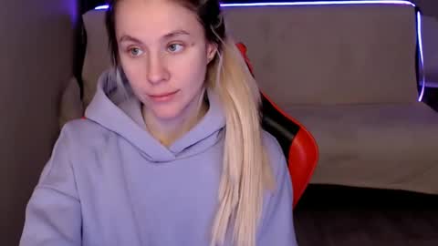 baby_kitte online show from December 6, 4:14 am