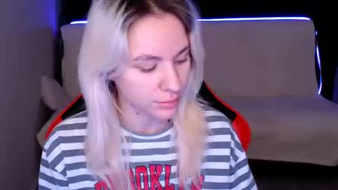 baby_kitte online show from December 8, 3:43 am