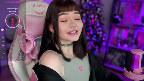 Snapshot of babyroxynill chatting on December 19, 11:03 pm Nika online show from December 19, 11:03 pm