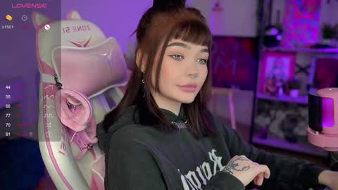 Snapshot of babyroxynill chatting on December 13, 11:06 pm Nika online show from December 13, 11:06 pm