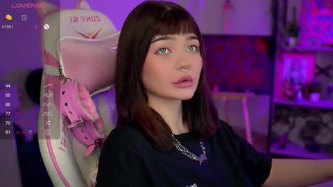 Snapshot of babyroxynill chatting on December 5, 11:18 pm Nika online show from December 5, 11:18 pm