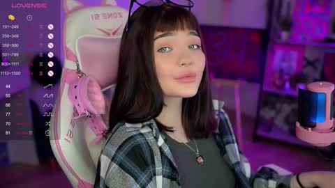 Snapshot of babyroxynill chatting on December 4, 11:02 pm Nika online show from December 4, 11:02 pm