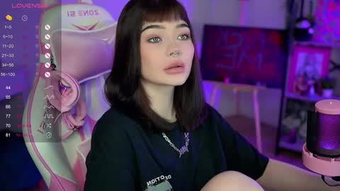 Snapshot of babyroxynill chatting on December 12, 11:14 pm Nika online show from December 12, 11:14 pm