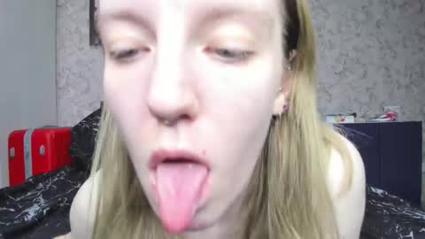 Snapshot of baiambel_mi chatting on October 14, 3:47 pm holly online show from October 14, 3:47 pm