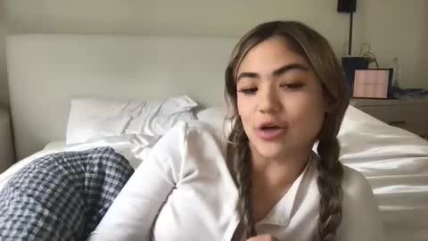 Elle online show from November 26, 8:43 pm