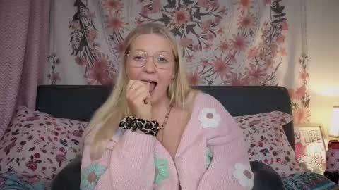 Snapshot of barbiegirl966 chatting on October 29, 9:06 pm barbiegirl966 online show from October 29, 9:06 pm