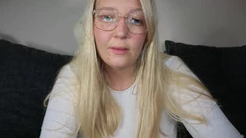 Snapshot of barbiegirl966 chatting on October 30, 9:16 pm barbiegirl966 online show from October 30, 9:16 pm