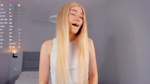Mia online show from April 21, 3:41 pm