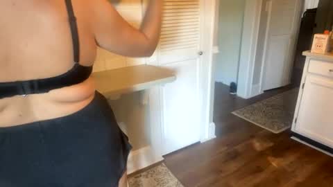 Snapshot of beachymilf chatting on October 21, 2:32 pm BeachyMILF online show from October 21, 2:32 pm