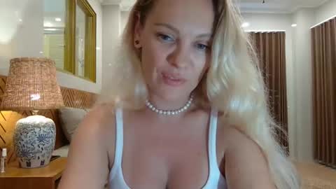 Beautifulkollette online show from October 31, 8:07 am