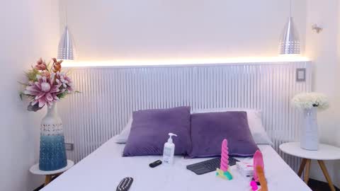 Laura Tobon online show from October 14, 8:33 pm