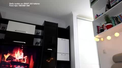 Snapshot of bella_alice chatting on December 11, 1:17 pm Alicia Belvedere online show from December 11, 1:17 pm