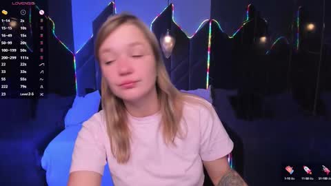 Snapshot of bella_cosmos chatting on October 15, 9:12 am Bella online show from October 15, 9:12 am