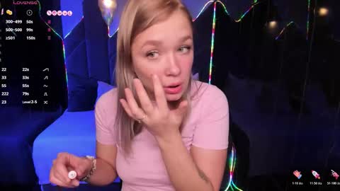 Snapshot of bella_cosmos chatting on October 21, 5:33 am Bella online show from October 21, 5:33 am