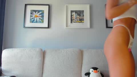 Snapshot of bella_hot77 chatting on February 7, 8:55 am Anna online show from February 7, 8:55 am