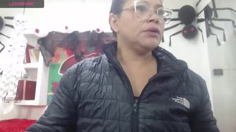 Snapshot of bella_lady_1_ chatting on October 21, 11:47 am lady online show from October 21, 11:47 am