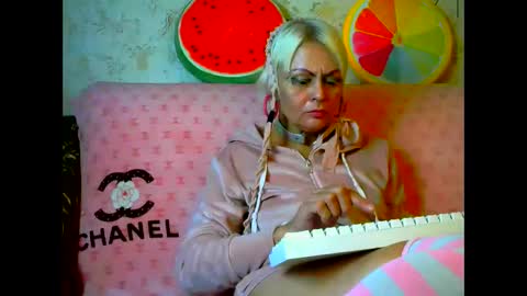 Snapshot of bella_nathalie chatting on September 17, 2:53 am Bella Nathalie online show from September 17, 2:53 am