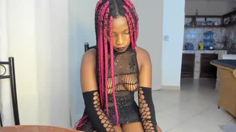 Snapshot of bella_thequeen chatting on February 4, 5:55 pm Bella sweetpea online show from February 4, 5:55 pm