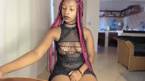 Snapshot of bella_thequeen chatting on February 8, 6:12 am Bella sweetpea online show from February 8, 6:12 am