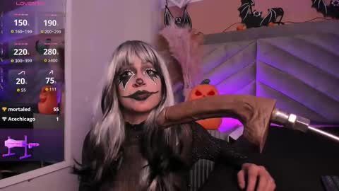 Snapshot of bella_williiams_ chatting on October 31, 2:32 pm Bella online show from October 31, 2:32 pm