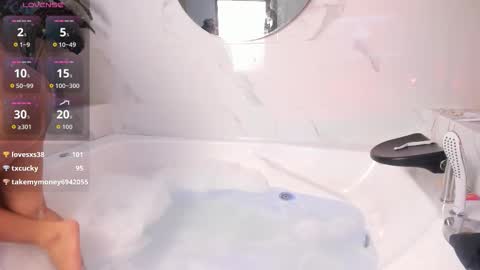 Snapshot of bella_williiams_ chatting on October 11, 1:58 pm Bella online show from October 11, 1:58 pm