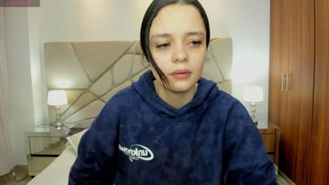 Snapshot of bellaa_hadid_ chatting on December 13, 11:23 am Bella Hadid online show from December 13, 11:23 am