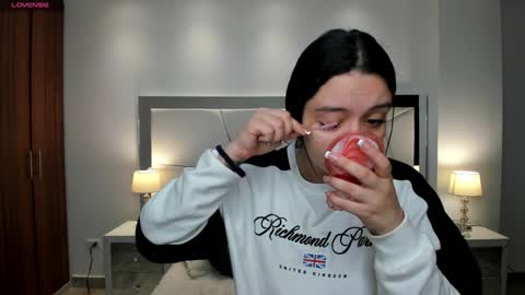 Snapshot of bellaa_hadid_ chatting on February 1, 11:21 am Bella Hadid online show from February 1, 11:21 am