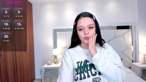 Snapshot of bellaa_hadid_ chatting on January 21, 11:24 am Bella Hadid online show from January 21, 11:24 am