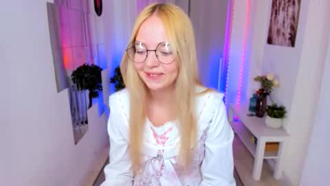 Snapshot of bellamontgomery chatting on September 19, 10:53 pm Bella online show from September 19, 10:53 pm