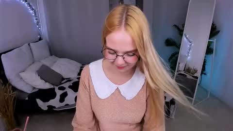 Snapshot of bellamontgomery chatting on September 13, 10:07 pm Bella online show from September 13, 10:07 pm