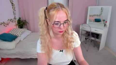 Snapshot of bellamontgomery chatting on September 11, 9:59 pm Bella online show from September 11, 9:59 pm
