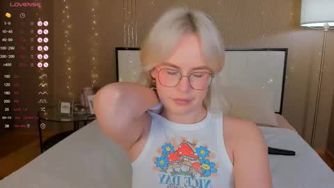 Bella online show from November 3, 1:42 am