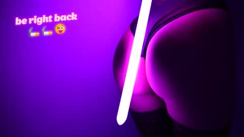 Snapshot of bellezza_ chatting on September 25, 7:18 am Your Annabelle Wolf  online show from September 25, 7:18 am