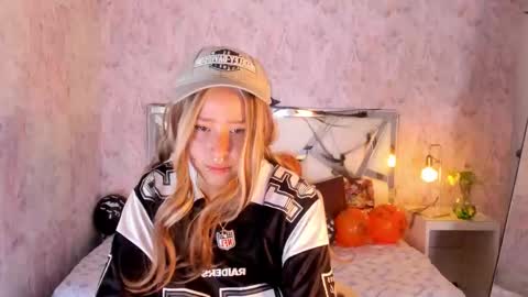 Snapshot of benny_wilson chatting on October 6, 3:45 am benny_wilson online show from October 6, 3:45 am